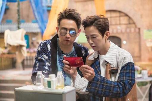 何炅一天给6个人送祝福 原来最懂的他的人竟然是他! 何炅一天给6个人送祝福 原来最懂的他的人竟然是他!