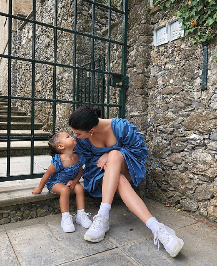 全球最年轻亿万富翁仅22岁 化妆品巨头凯莉·詹娜性感写真曝光 全球最年轻亿万富翁仅22岁 化妆品巨头凯莉·詹娜性感写真曝光