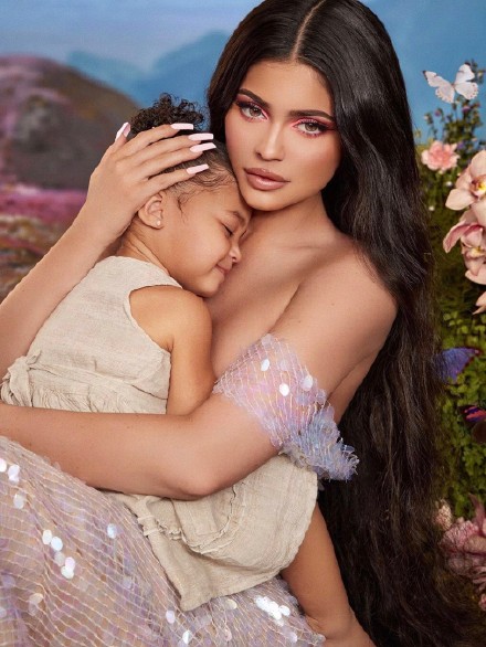 全球最年轻亿万富翁仅22岁 化妆品巨头凯莉·詹娜性感写真曝光 全球最年轻亿万富翁仅22岁 化妆品巨头凯莉·詹娜性感写真曝光