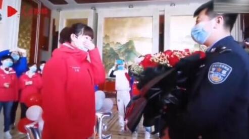 求婚口罩戴歪被护士女友打断 现场画面温暖又搞笑 求婚口罩戴歪被护士女友打断 现场画面温暖又搞笑