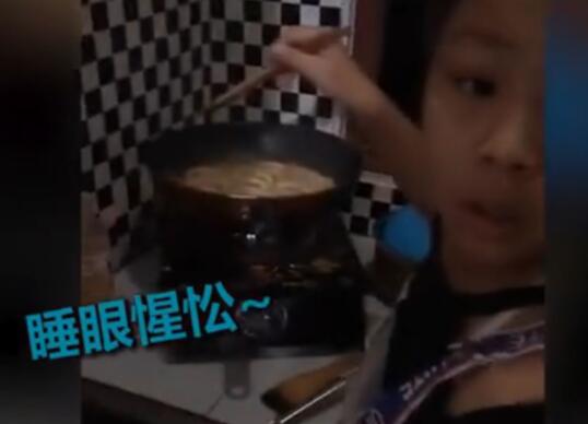 女儿熬夜煮手擀面为爸爸庆生 爸爸吃着吃着就哭了