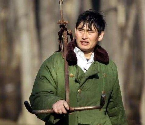 大衣哥被踹门风波后仍被围拍 现场详情画面曝光惹争议