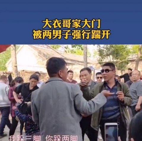 大衣哥被踹门风波后仍被围拍 现场详情画面曝光惹争议
