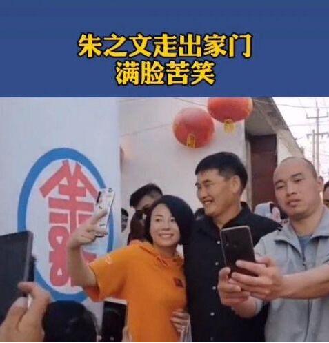 大衣哥被踹门风波后仍被围拍 现场详情画面曝光惹争议