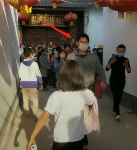 大衣哥被踹门风波后仍被围拍 现场详情画面曝光惹争议