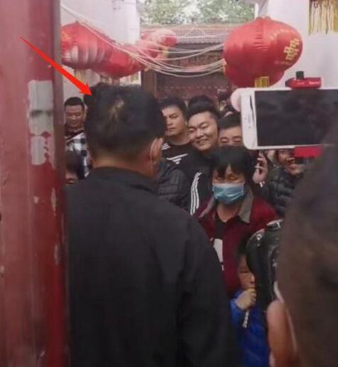 大衣哥被踹门风波后仍被围拍 现场详情画面曝光惹争议