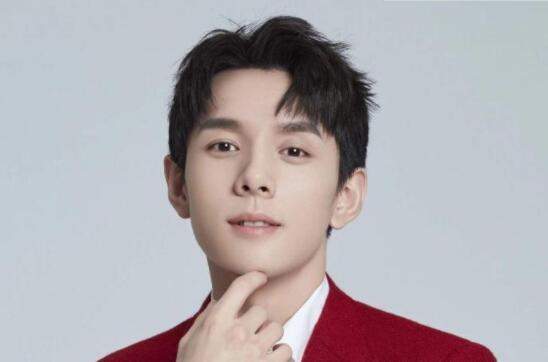 李佳琦回应抽烟 直播间回应抽烟具体说了什么