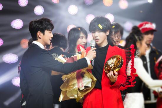 何炅回应嘴瓢事件称正常发挥 我只是一个好看的主持人 何炅回应嘴瓢事件称正常发挥 我只是一个好看的主持人