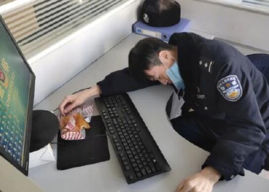 警察丈夫和医生妻子的睡姿照 照片背后的故事更让人泪目