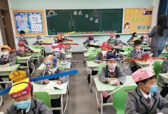 学生错峰排队上厕所像进考场 这样的措施到底可行吗