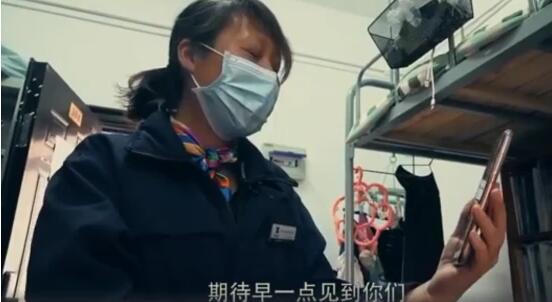 武汉宿管阿姨与学生视频后泪奔 网友：都是别人家的阿姨