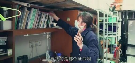 武汉宿管阿姨与学生视频后泪奔 网友：都是别人家的阿姨