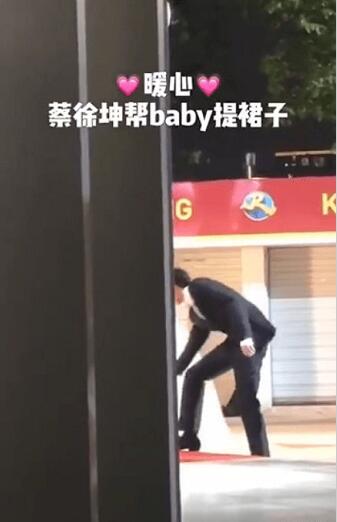 奔跑吧最新路透 蔡徐坤帅气来袭帮baby提裙子引网友点赞