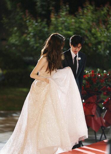 奔跑吧最新路透 蔡徐坤帅气来袭帮baby提裙子引网友点赞