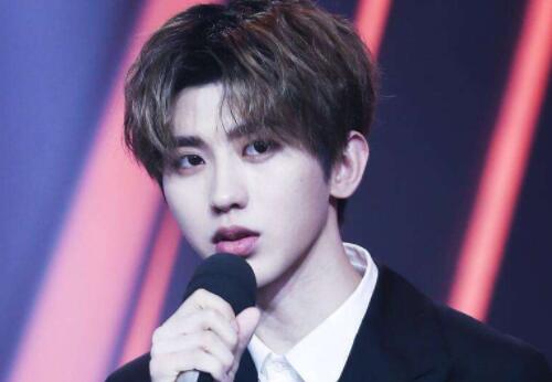 奔跑吧最新路透 蔡徐坤帅气来袭帮baby提裙子引网友点赞