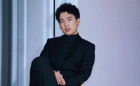 奔跑吧最新路透 蔡徐坤帅气来袭帮baby提裙子引网友点赞