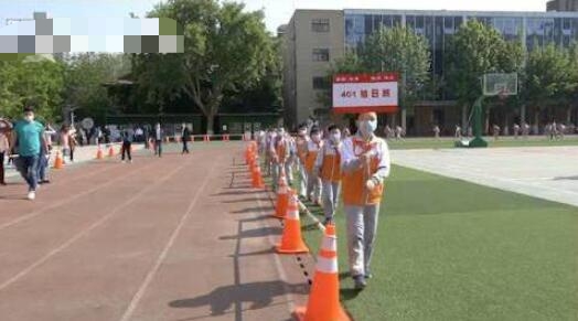 小学机场传送带式接娃什么情况 传送带式接娃是什么样子 小学机场传送带式接娃什么情况 传送带式接娃是什么样子