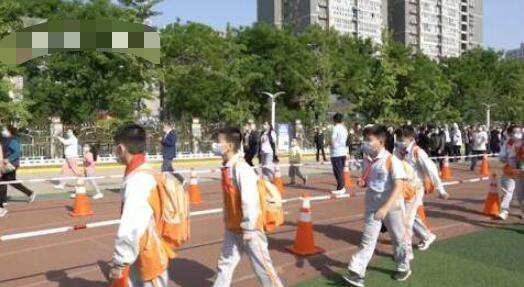 小学机场传送带式接娃什么情况 传送带式接娃是什么样子 小学机场传送带式接娃什么情况 传送带式接娃是什么样子