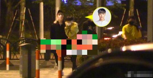 张艺兴户外吸烟被偷拍 详情画面曝光网友称大惊小怪
