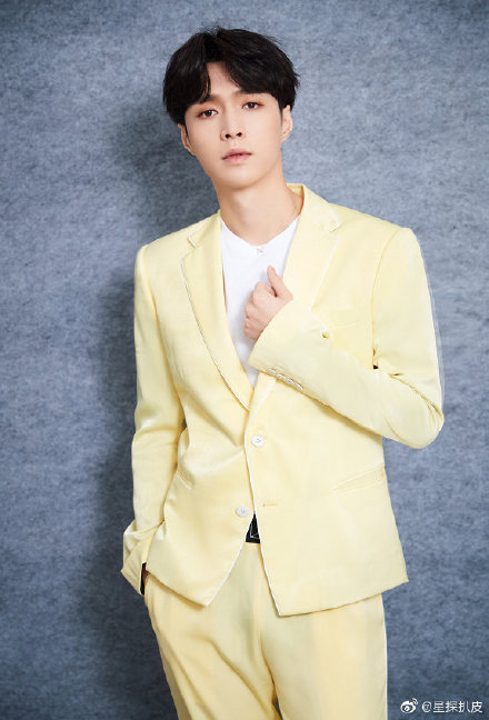 张艺兴户外吸烟被偷拍 详情画面曝光网友称大惊小怪