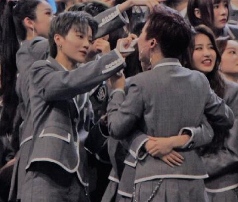 上官喜爱托刘雨昕照顾安崎 这样的神仙友谊让人羡慕 上官喜爱托刘雨昕照顾安崎 这样的神仙友谊让人羡慕