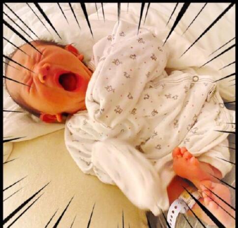 陈小春二胎儿子正面照曝光 Hoho张大嘴打哈欠萌翻网友