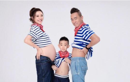 陈小春二胎儿子正面照曝光 Hoho张大嘴打哈欠萌翻网友