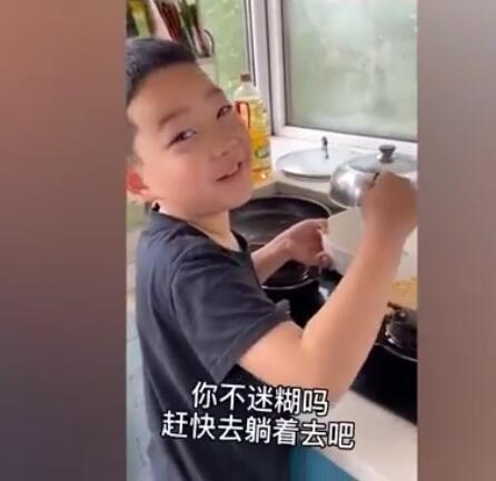 小学生哥哥替生病妈妈为妹妹做饭 网友：又是别人家孩子系列