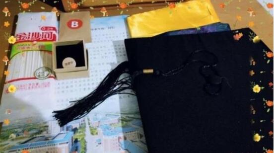 高校为毕业生寄面条 4件礼物背后的寓意更加感人 高校为毕业生寄面条 4件礼物背后的寓意更加感人