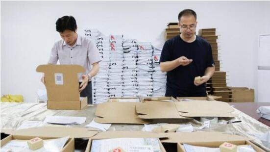 高校为毕业生寄面条 4件礼物背后的寓意更加感人 高校为毕业生寄面条 4件礼物背后的寓意更加感人