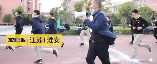 男孩为穿上校服小脸都在使劲 现场画面曝光引网友爆笑