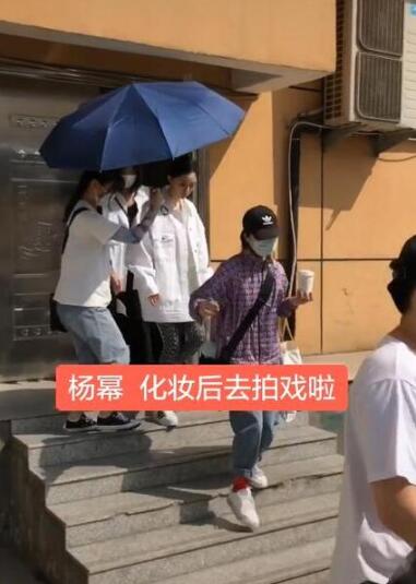 杨幂黑脸扔伞被骂垃圾 究竟是脾气差还是另有隐情