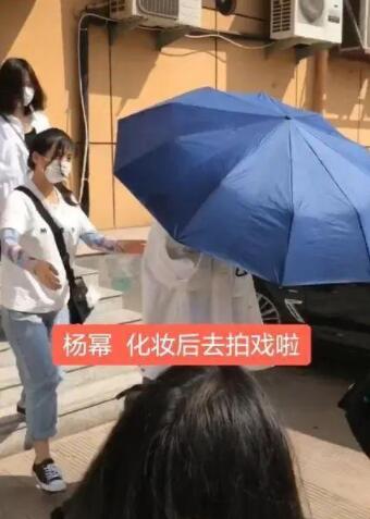 杨幂黑脸扔伞被骂垃圾 究竟是脾气差还是另有隐情