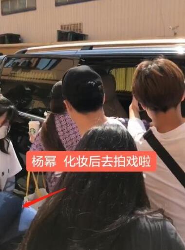 杨幂黑脸扔伞被骂垃圾 究竟是脾气差还是另有隐情