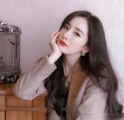 杨幂黑脸扔伞被骂垃圾 究竟是脾气差还是另有隐情