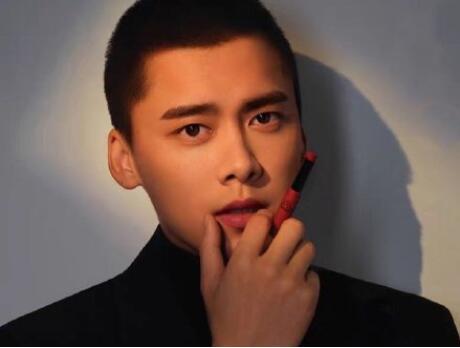 李纯疑似恋情曝光 神秘男友年龄相差将近十岁