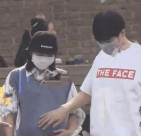 唐艺昕产女 张若昀手推粉色婴儿车在医院门口发红包