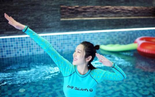 唐艺昕产女 张若昀手推粉色婴儿车在医院门口发红包