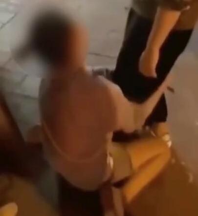 女子街头下跪哭求欠债人还钱 事件背后真相曝光让人深思