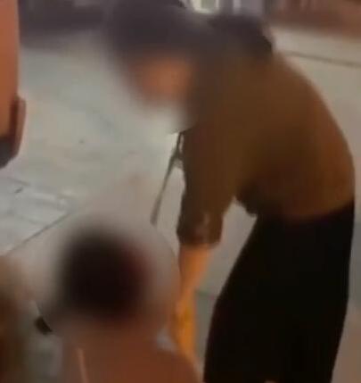 女子街头下跪哭求欠债人还钱 事件背后真相曝光让人深思