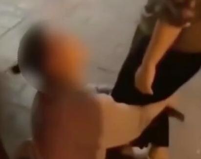 女子街头下跪哭求欠债人还钱 事件背后真相曝光让人深思