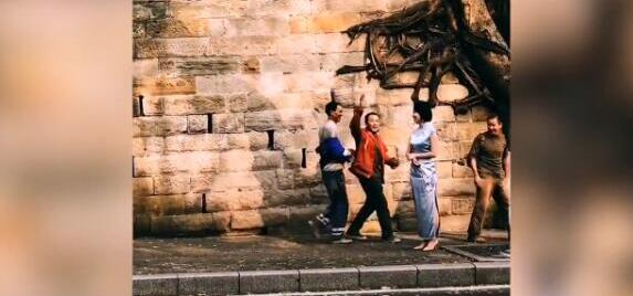 模特穿旗袍街拍农民工误入镜头 质朴的笑才是真正的美 模特穿旗袍街拍农民工误入镜头 质朴的笑才是真正的美