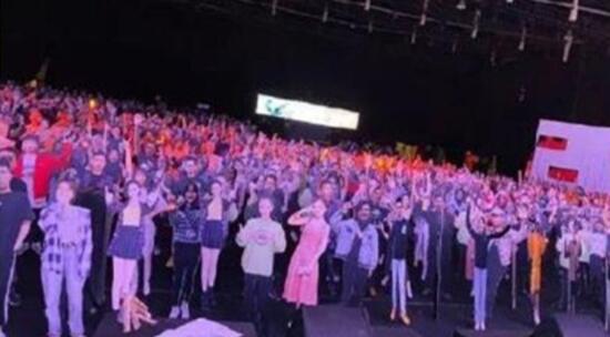 江苏卫视晚会观众都是假人 原来刘敏涛表情失控是因为这个啊! 江苏卫视晚会观众都是假人 原来刘敏涛表情失控是因为这个啊!