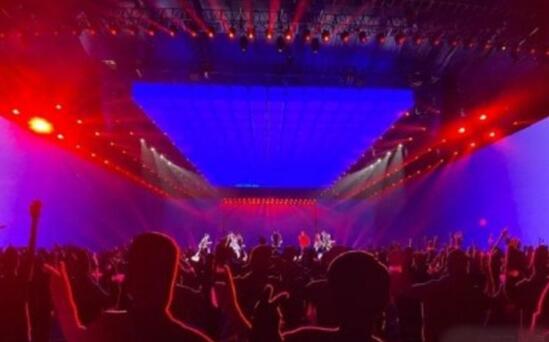 江苏卫视晚会观众都是假人 原来刘敏涛表情失控是因为这个啊! 江苏卫视晚会观众都是假人 原来刘敏涛表情失控是因为这个啊!