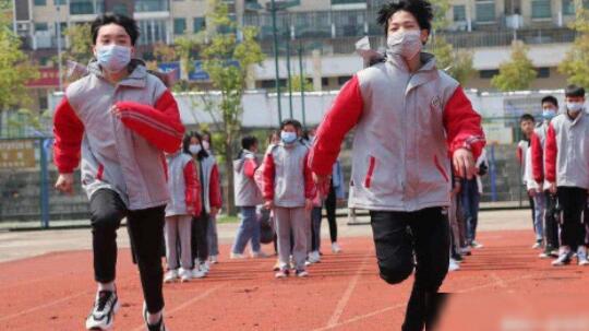 多地叫停学生体育课戴口罩 戴口罩真的会引起猝死吗