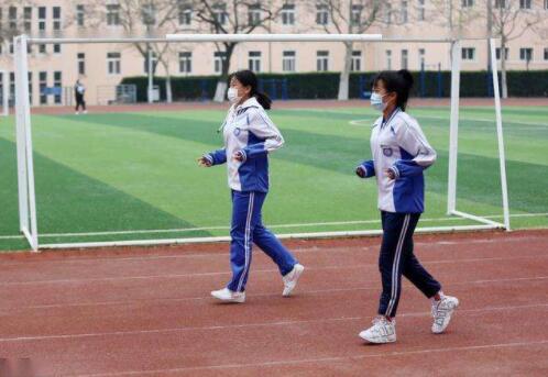 多地叫停学生体育课戴口罩 戴口罩真的会引起猝死吗