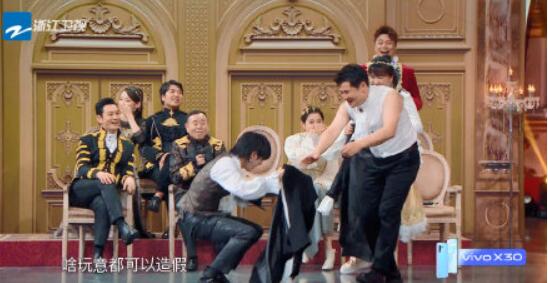 沈腾西装里穿背心 沈腾一句话引起网友争议 沈腾西装里穿背心 沈腾一句话引起网友争议