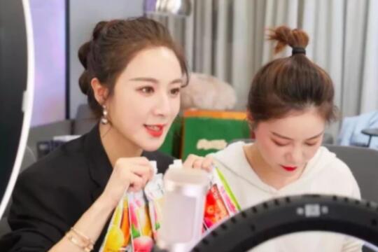 薇娅千万豪宅曝光 老公开劳斯莱斯亲自接下班十分甜蜜 薇娅千万豪宅曝光 老公开劳斯莱斯亲自接下班十分甜蜜