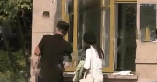 尹正带礼品前往蒋梦婕家 见家长疑似好事将近 尹正带礼品前往蒋梦婕家 见家长疑似好事将近