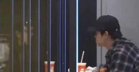 尹正带礼品前往蒋梦婕家 见家长疑似好事将近 尹正带礼品前往蒋梦婕家 见家长疑似好事将近